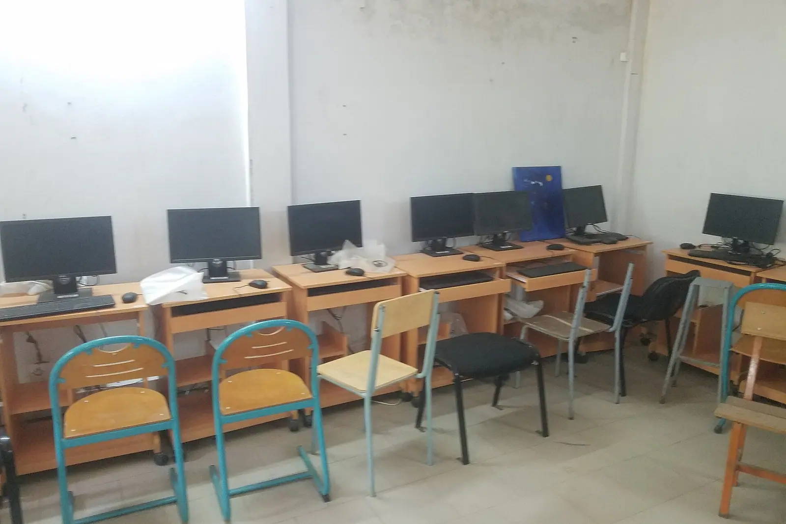 قاعة تكوين مجهزة بالحواسيب