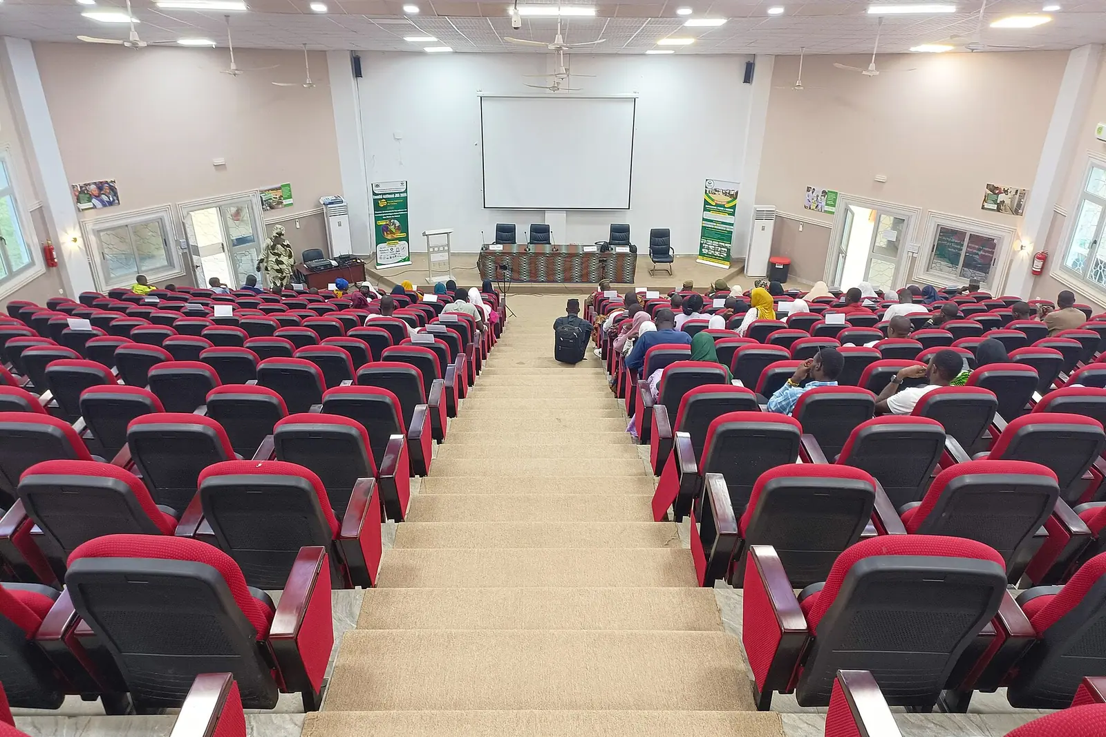مدرج جامعي بمقاعد حمراء