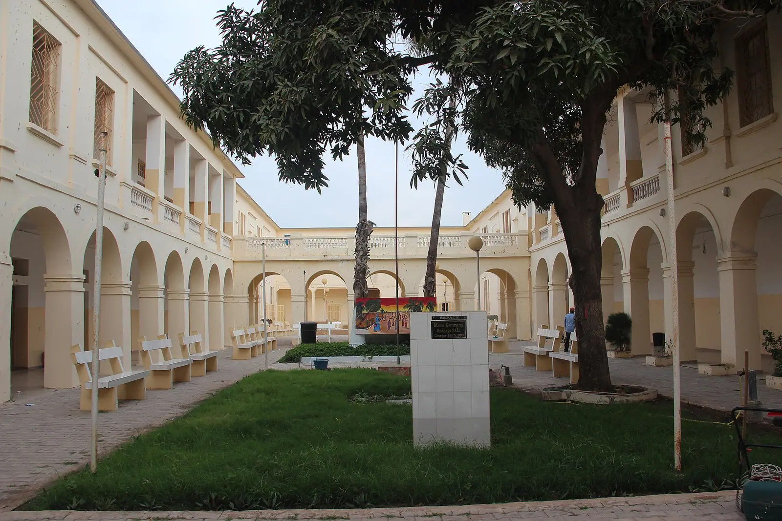 فناء ثانوية تحيط به أقواس