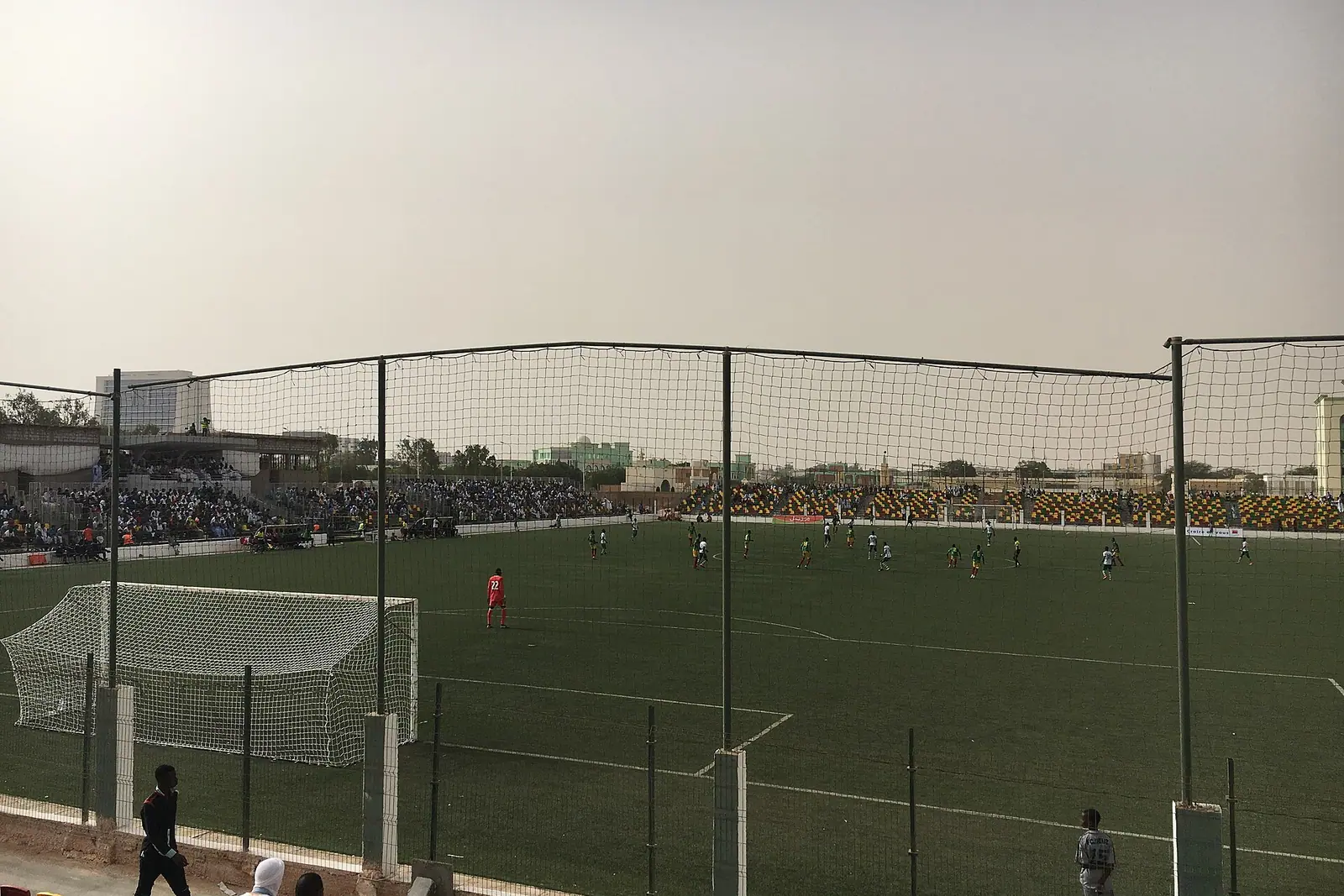 مباراة كرة قدم في ملعب بنواكشوط