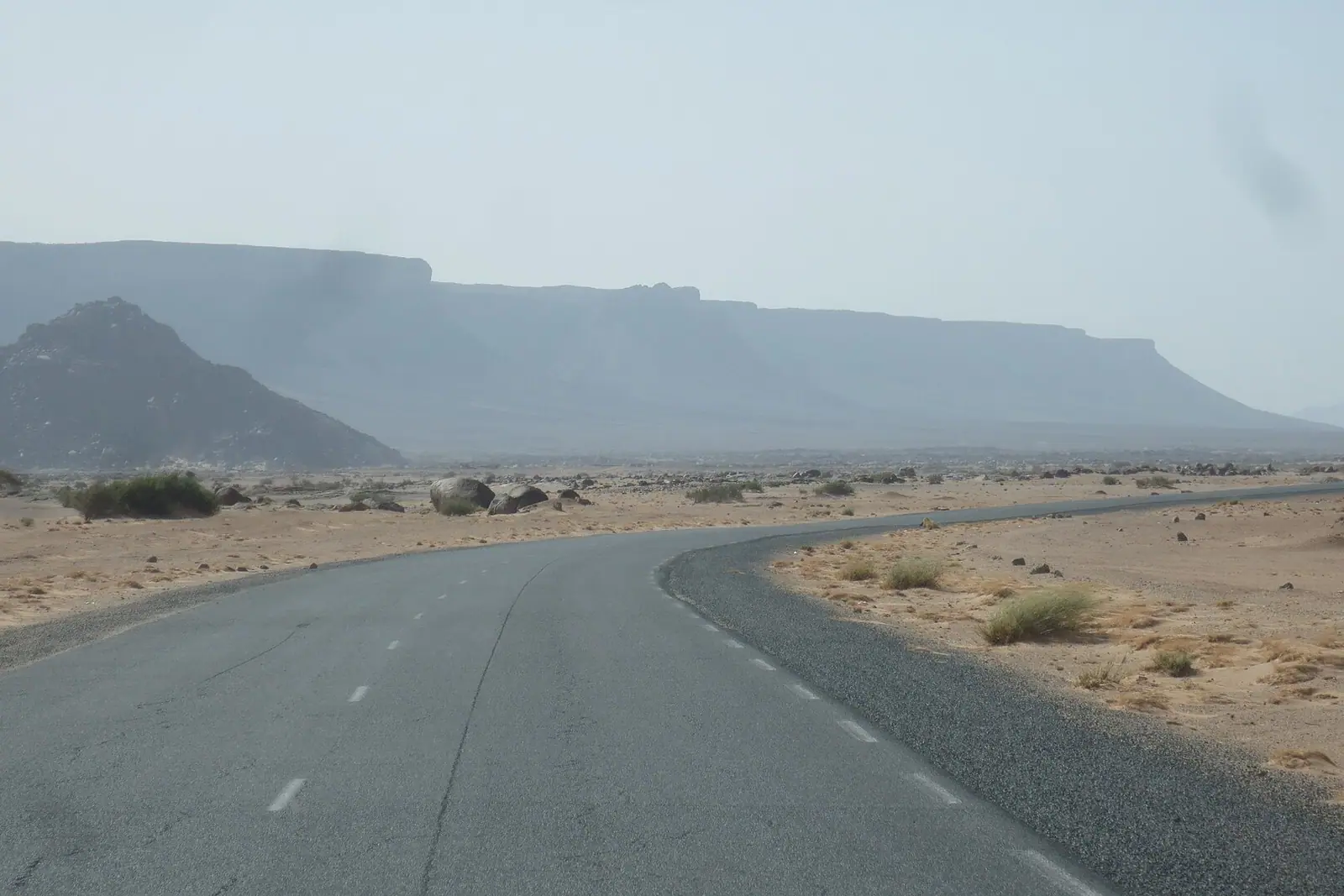 طريق معبد في مشهد صحراوي بموريتانيا