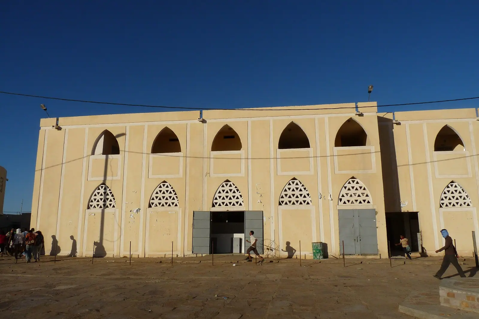 مبنى عمومي ذو أقواس في مدينة داخلية موريتانية